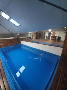 uma grande piscina azul em um prédio em Monte Cervino Hotel em San Carlos de Bariloche