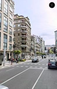 una calle de la ciudad con coches aparcados en la calle en Loft Azom en Vigo