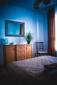 a bedroom with a bed and a dresser and a mirror at Apartament mieszkanie dostęp zdalny bez potrzeby odbioru kluczy in Giżycko
