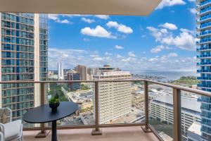 balcón con vistas al océano y a los edificios en Sky Ala Moana 3001 condo, en Honolulu