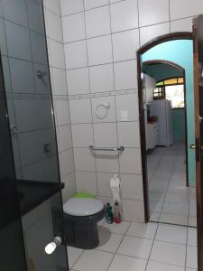 Un pequeño baño con inodoro en una habitación. en Casa Curral, en Ilhabela