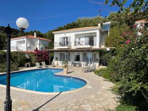 Bazén v ubytování Villa Eleni nebo v jeho okolí