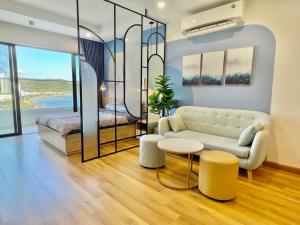 uma sala de estar com um sofá e uma cama em TMS Sea Condotel Quy Nhơn em Quy Nhon