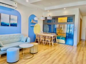 sala de estar con sofá azul y mesa en TMS Sea Condotel Quy Nhơn, en Quy Nhon