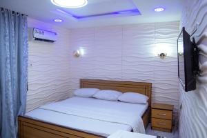 Uma cama ou camas num quarto em Haffy Executive Hotels and Suite