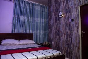 Uma cama ou camas num quarto em Haffy Executive Hotels and Suite