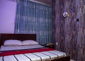 Uma cama ou camas num quarto em Haffy Executive Hotels and Suite