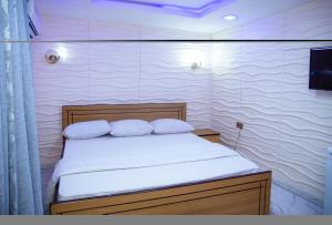Uma cama ou camas num quarto em Haffy Executive Hotels and Suite
