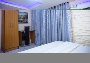 Uma cama ou camas num quarto em Haffy Executive Hotels and Suite