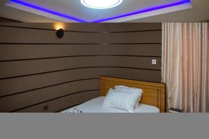 Uma cama ou camas num quarto em Haffy Executive Hotels and Suite