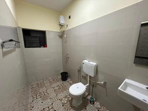 a bathroom with a toilet and a sink at Nosso Amor Stay in Siolim