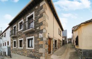 un callejón en un antiguo edificio de piedra en Lovely Apartment In Saucelle With Outdoor Swimming Pool en Saucelle