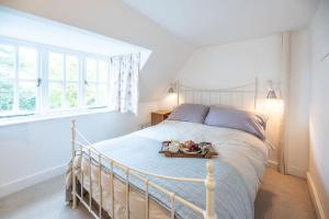 Llit o llits en una habitació de The Pink Cottage, Blaxhall