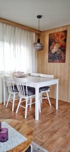 een eetkamer met een witte tafel en stoelen bij Beach Resort Kamperland - BRK 414 in Kamperland