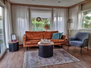 een woonkamer met een bank en een stoel bij Beach Resort Kamperland - BRK 414 in Kamperland
