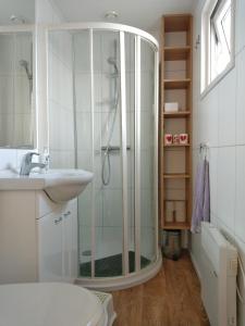 een badkamer met een glazen douche en een wastafel bij Beach Resort Kamperland - BRK 414 in Kamperland