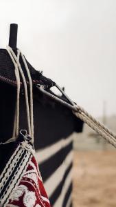 das Schließen eines Seils auf einem Boot in der Unterkunft Sahara INN Smart Resort & Camping in Dubai
