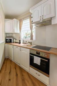 A kitchen or kitchenette at ABG House Pest