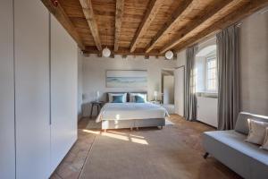 a bedroom with a bed and a couch at Renaissance Palace Ghetaldi 1516 in Suđurađ