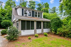 Κήπος έξω από το Historic Hidden Gem - Downtown Southern Pines