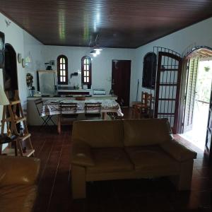 a living room with a couch and a table at Rancho Leguian in Cachoeiras de Macacu