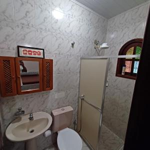 a bathroom with a sink and a toilet and a shower at Rancho Leguian in Cachoeiras de Macacu