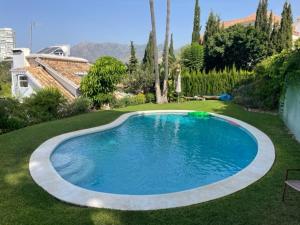 una gran piscina en medio de un patio en Casa Reserva Los Monteros en Marbella