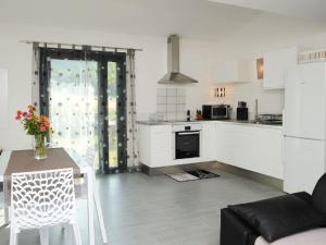 cocina y sala de estar con mesa y sofá en Clos Simoni, en Figari