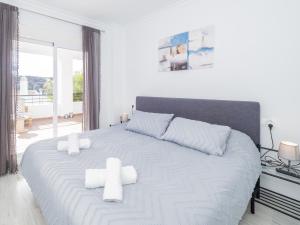 ein weißes Schlafzimmer mit einem großen Bett mit weißen Kissen in der Unterkunft Cubo's Apartment Alhaurin Golf & Parking in Alhaurín el Grande