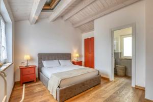 um quarto com uma cama e duas mesas e uma janela em Casa Le Fonti Casa vacanze em Osimo