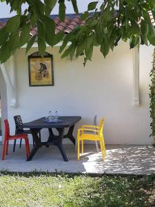 a table and chairs sitting in front of a house at Gîte l'Etape in Pirajoux