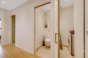 ein Badezimmer mit einem WC und einer Glastür in der Unterkunft Espace Champerret - 1 Bedroom 4 people in Levallois-Perret
