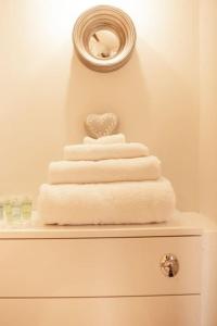 a stack of towels sitting on top of a dresser at Cosy 1 bedroom flat in great central Chester location in Chester