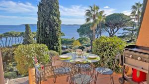 サント・マキシムにあるClos de la Madragueのテーブルと椅子、海の景色を望むバルコニー