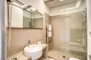 A bathroom at Boutique Rome Inn