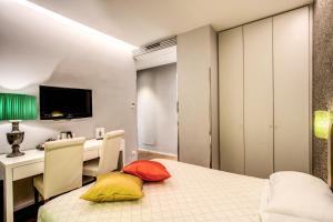 A bed or beds in a room at Boutique Rome Inn