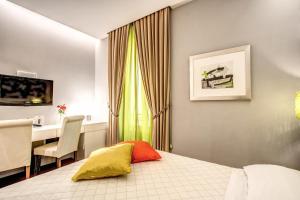A bed or beds in a room at Boutique Rome Inn