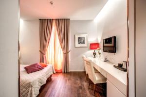 A bed or beds in a room at Boutique Rome Inn