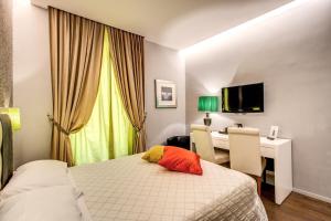 A bed or beds in a room at Boutique Rome Inn