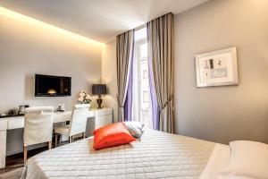 A bed or beds in a room at Boutique Rome Inn