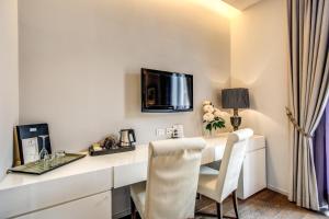 A television and/or entertainment centre at Boutique Rome Inn