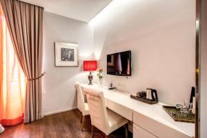 A television and/or entertainment centre at Boutique Rome Inn