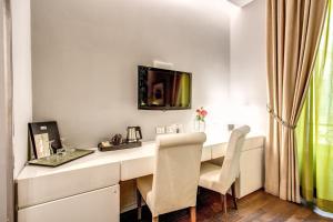 A television and/or entertainment centre at Boutique Rome Inn