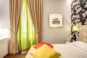 A bed or beds in a room at Boutique Rome Inn