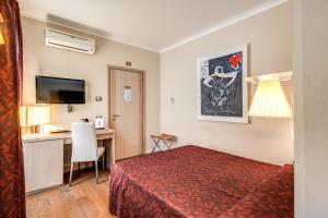 A bed or beds in a room at Boutique Rome Inn