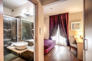 A bathroom at Boutique Rome Inn