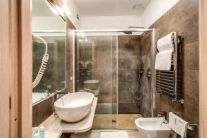 A bathroom at Boutique Rome Inn