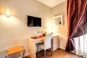 A television and/or entertainment centre at Boutique Rome Inn
