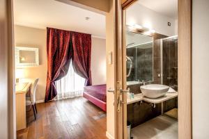 A bathroom at Boutique Rome Inn