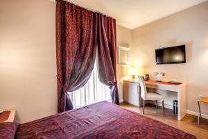 A bed or beds in a room at Boutique Rome Inn